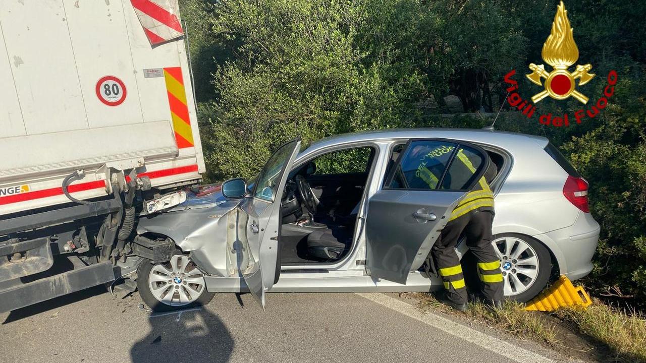 Auto contro camion, due persone ferite