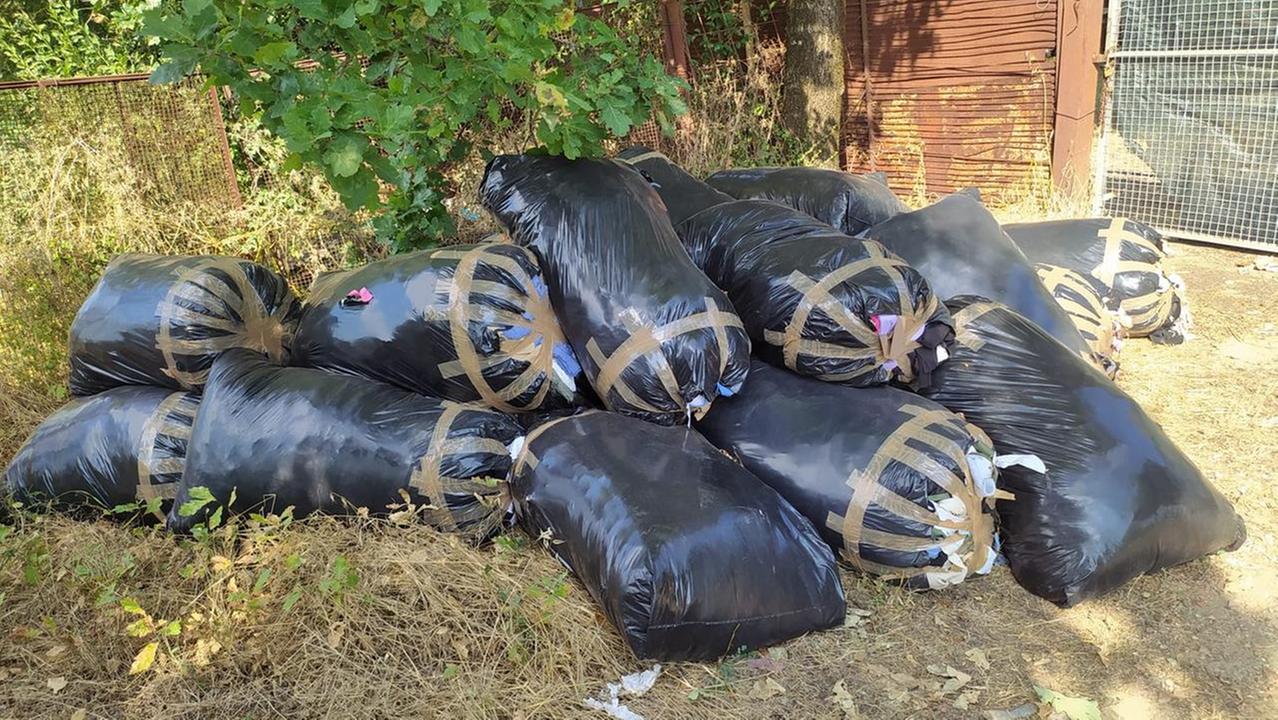 Il caso dei “sacchi neri” smaltiti abusivamente tra Prato e Pistoia: dieci indagati