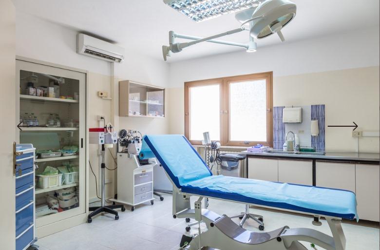
	Una sala del Centro medico di Porto Cervo

