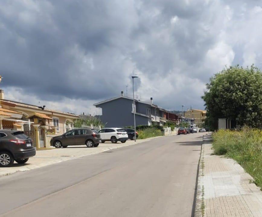 Dodicenni fanno flessioni in mezzo alla strada e rischiano di essere investiti