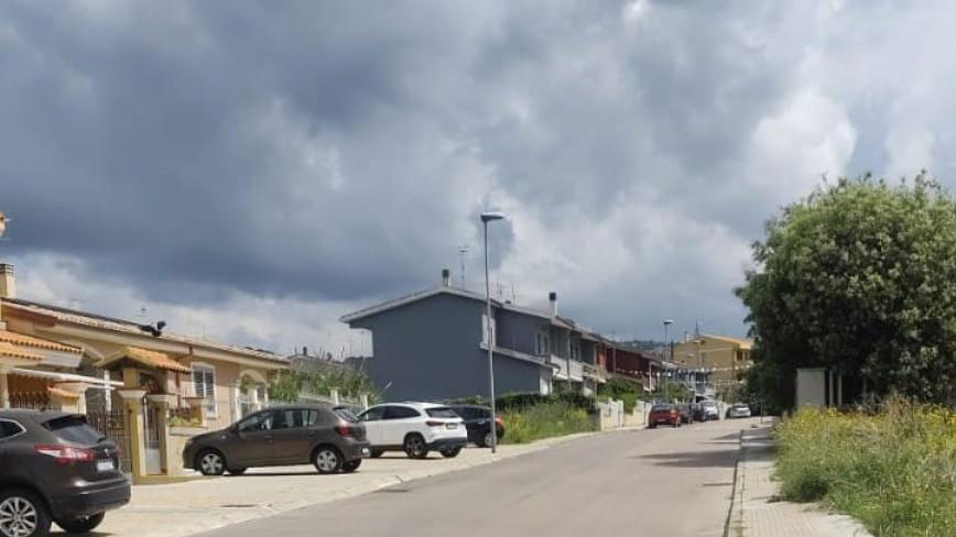 Dodicenni fanno flessioni in mezzo alla strada e rischiano di essere investiti