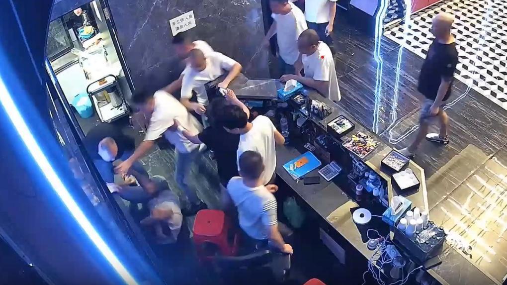 L'aggressione ripresa dalle telecamere di sorveglianza