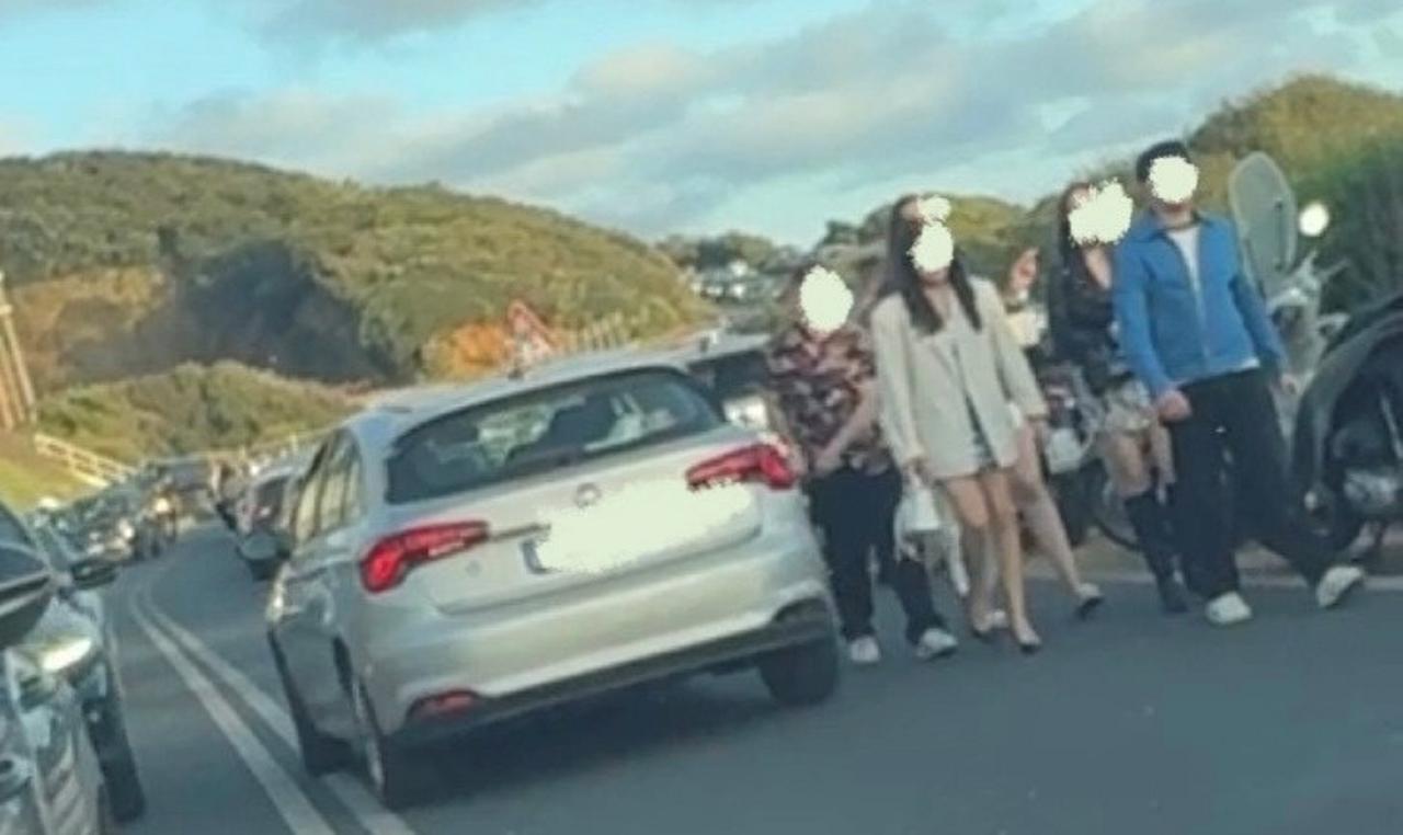 
	Giovani in cammino verso la discoteca di Calafuria il 25 aprile

