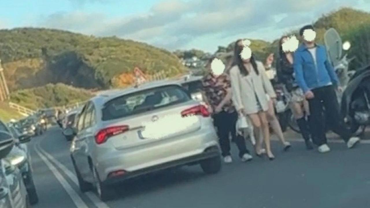 Giovani in cammino verso la discoteca di Calafuria il 25 aprile