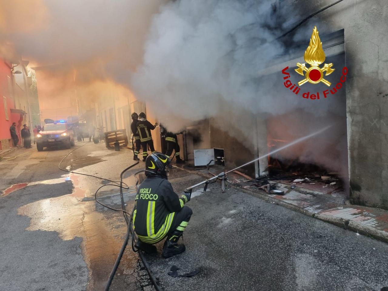 Garage in fiamme, un uomo ustionato e intossicato