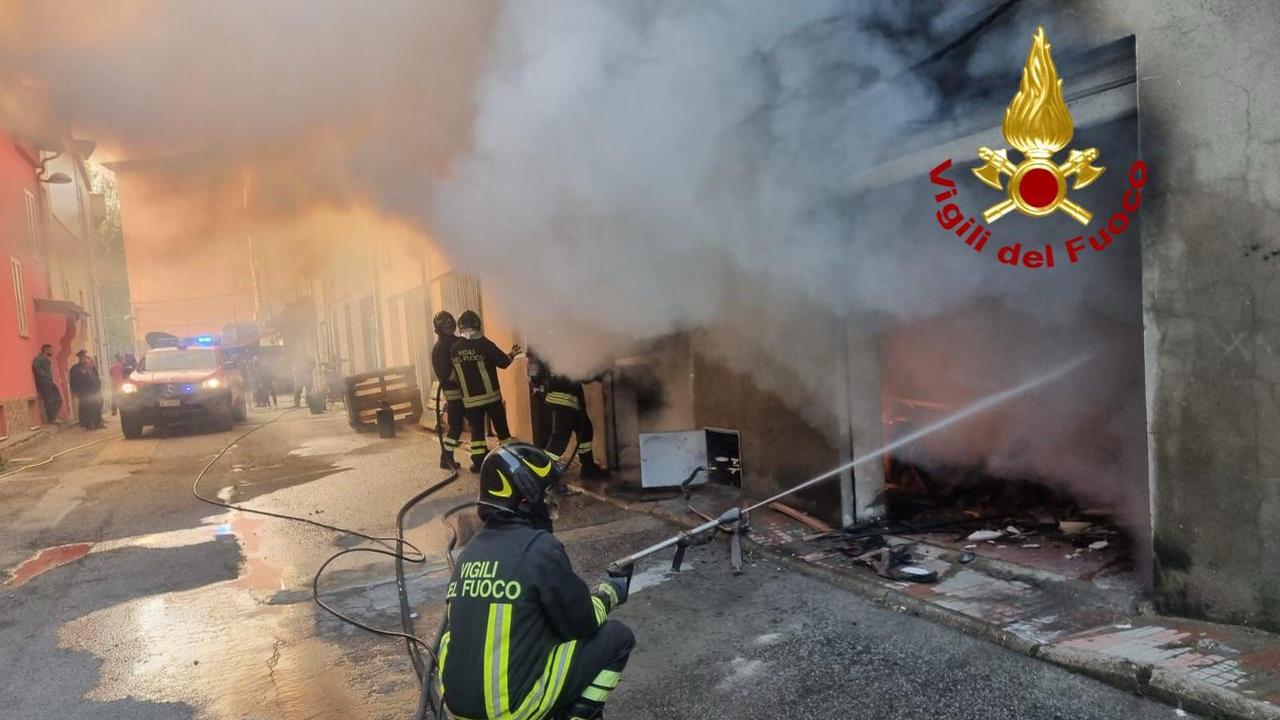 Garage in fiamme, un uomo ustionato e intossicato