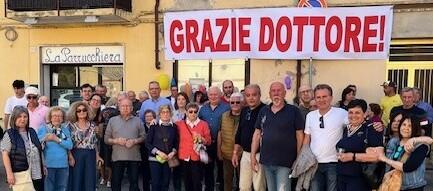 Il medico di Stellata va in pensione, tutti in piazza per  salutarlo