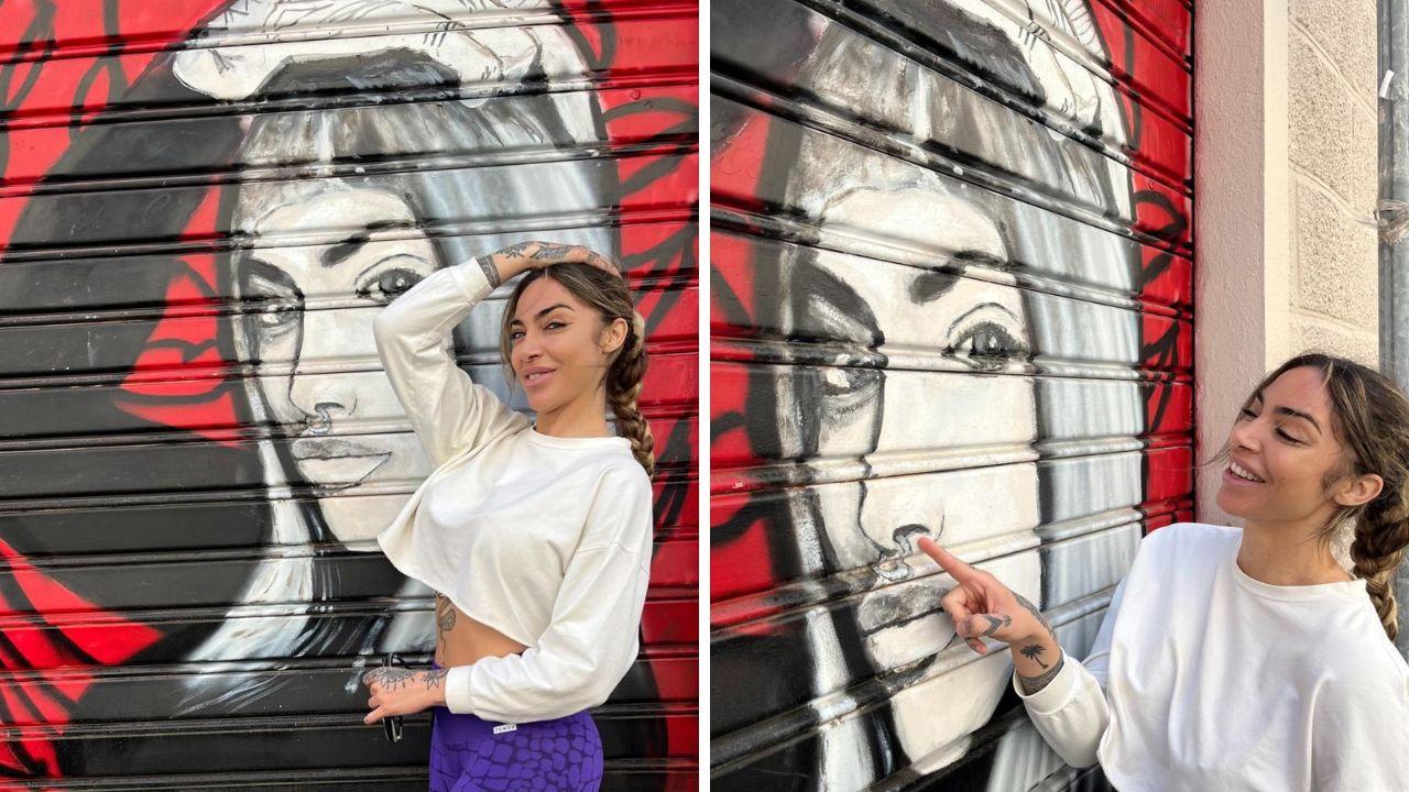 Livorno e le saracinesche d’arte: la cantante Adriana Hamilton “spunta” in via Verdi