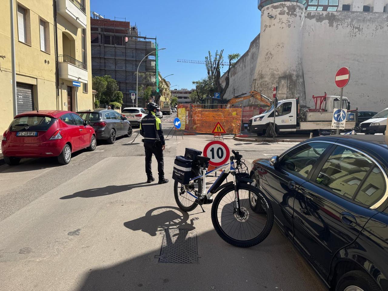 Fuga di gas nel cuore della città, momenti di apprensione per la rottura di un tubo