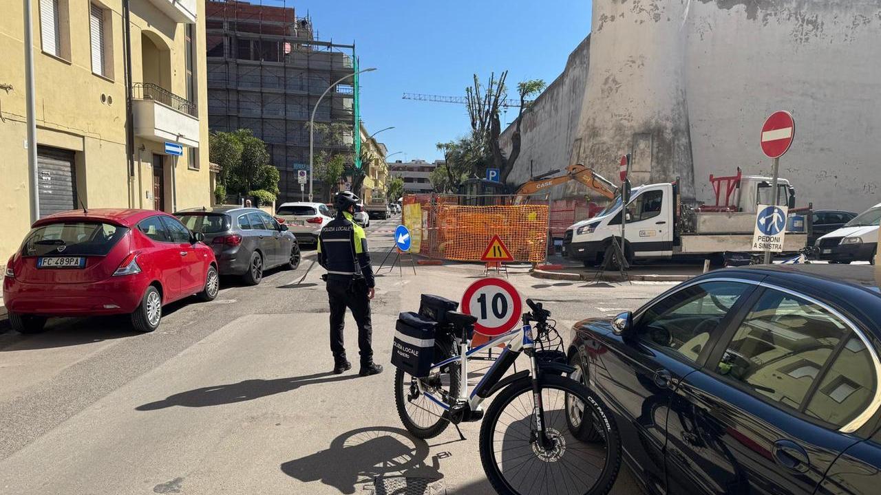 Fuga di gas nel cuore della città, momenti di apprensione per la rottura di un tubo