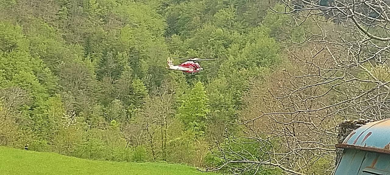 
	L'elicottero dei vigili del fuoco durante le ricerche

