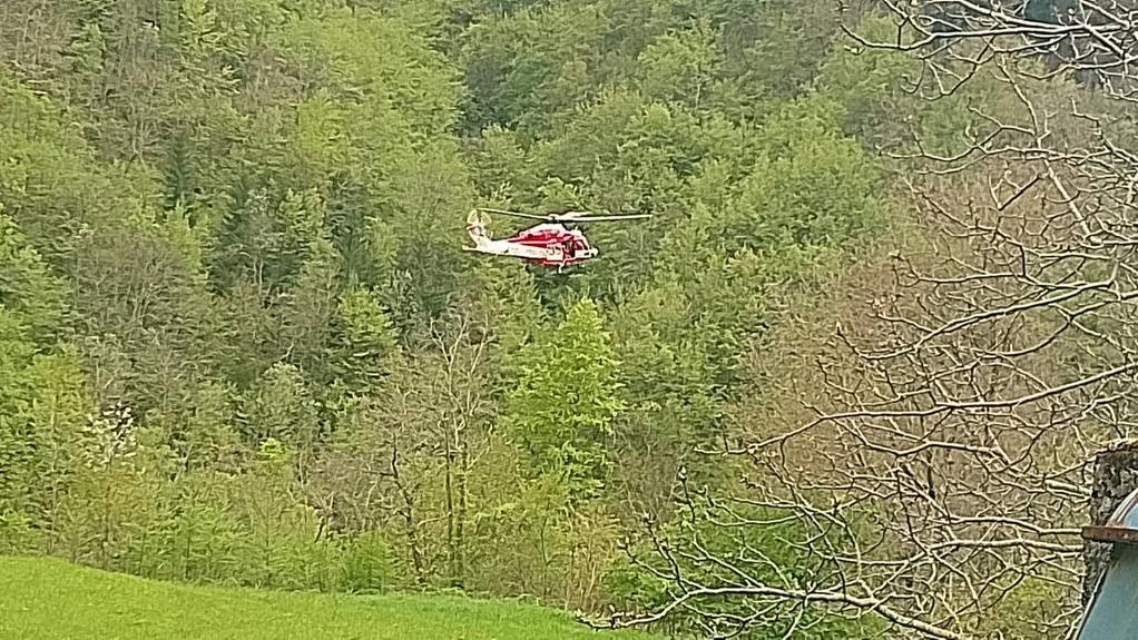 L'elicottero dei vigili del fuoco durante le ricerche