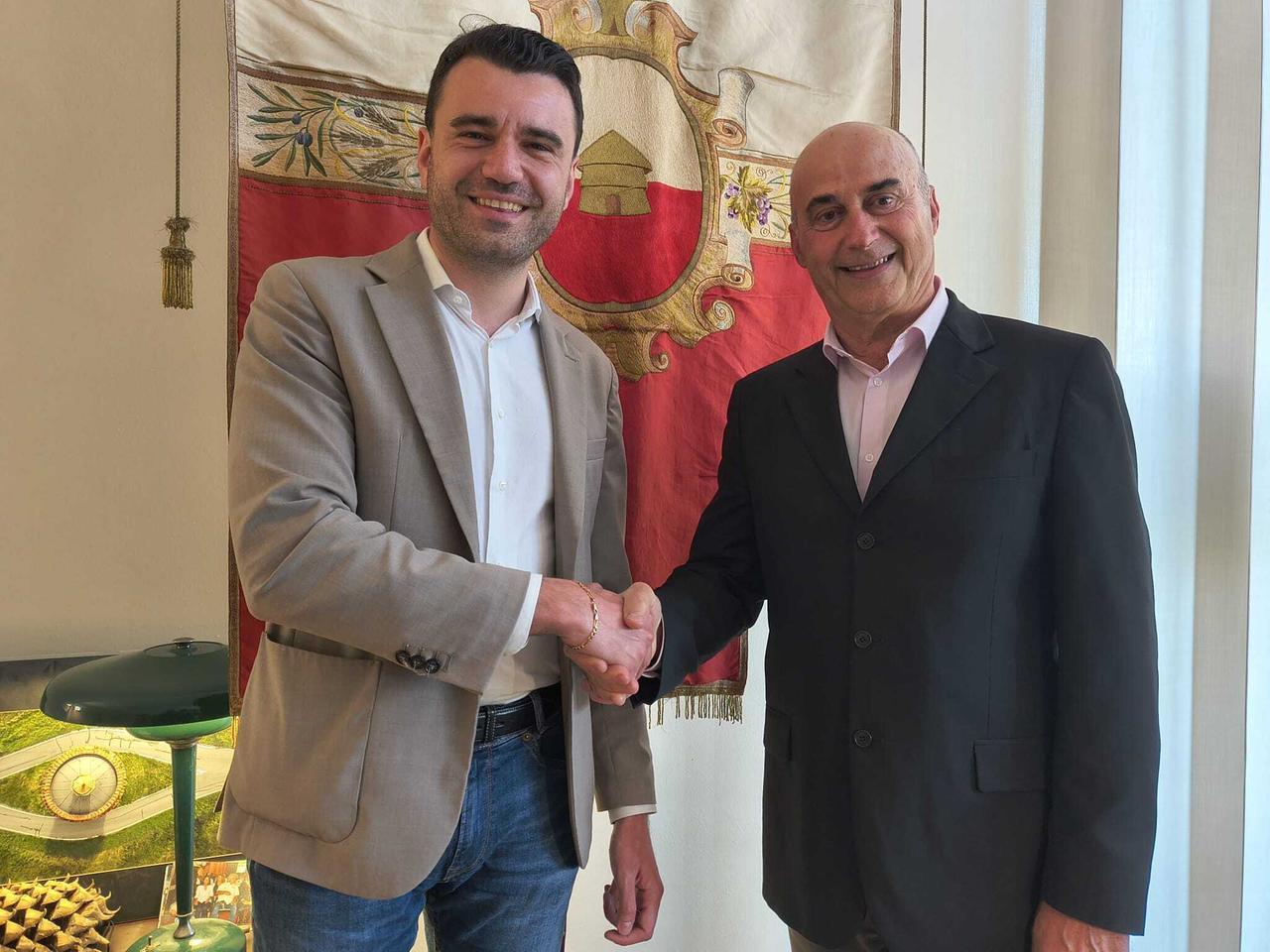 A sinistra il sindaco Giordano Del Chiaro con il neo assessore Gaetano Ceccarelli