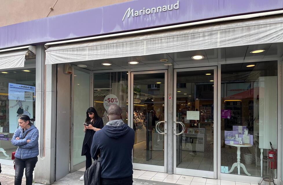 
	La profumeria dove sabato un 30enne ha aggredito e ferito due commesse

