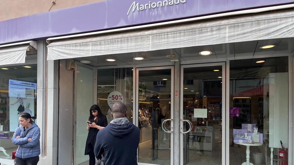 La profumeria dove sabato un 30enne ha aggredito e ferito due commesse