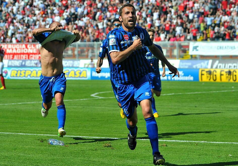 L’esultanza di Favasuli dopo il gol segnato sul campo del Perugia