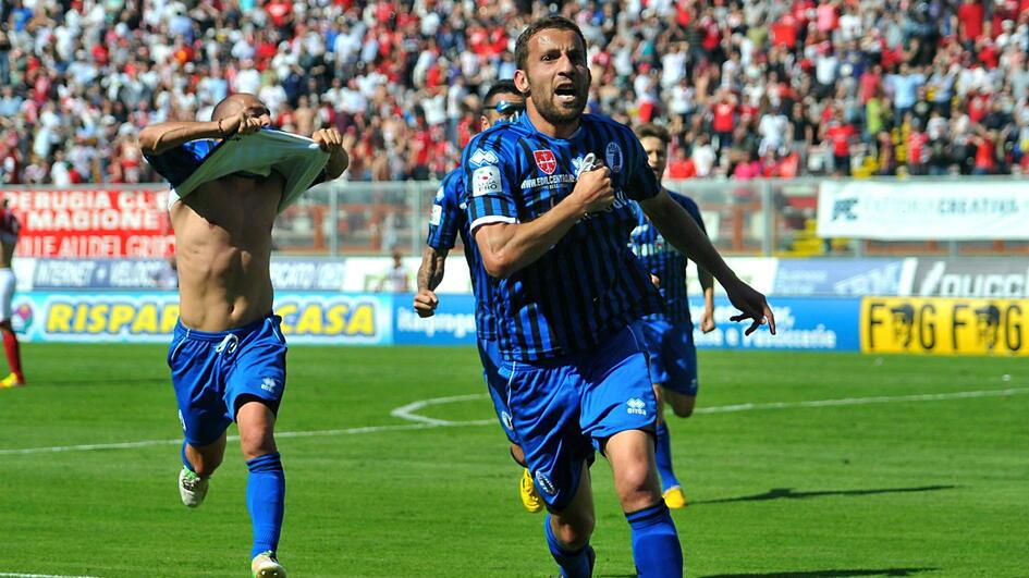 L’esultanza di Favasuli dopo il gol segnato sul campo del Perugia