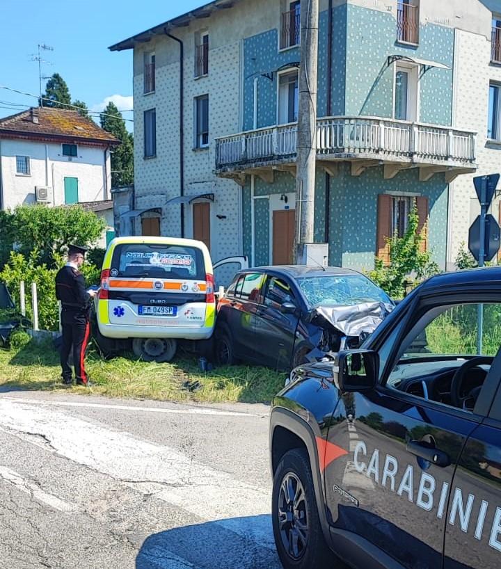 Scontro con l’auto della pubblica assistenza, due feriti