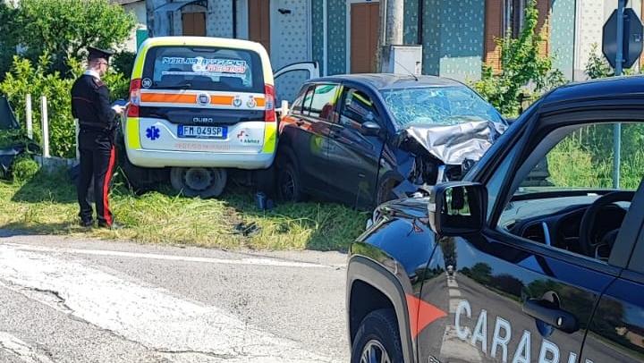 Scontro con l’auto della pubblica assistenza, due feriti