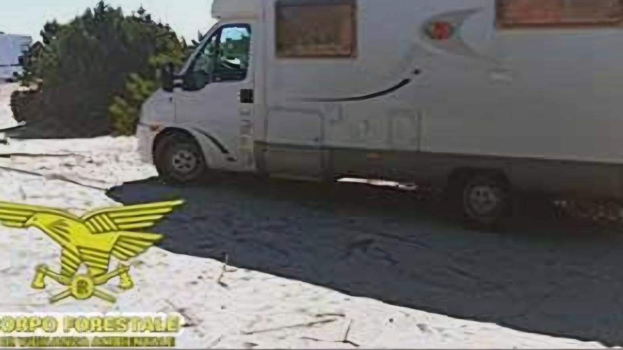 Con i camper sulle spiagge protette: sanzionate tredici persone