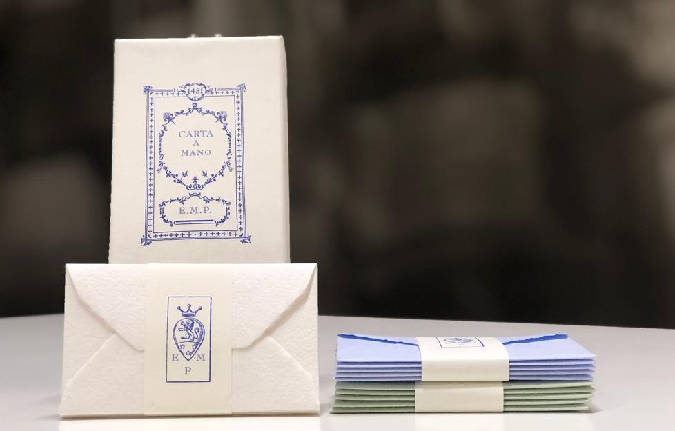 La carta fatta a mano viene realizzata con prodotti a listino o su misura