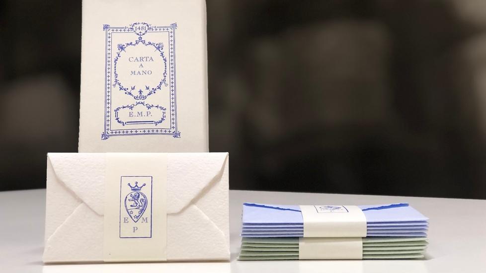 La carta fatta a mano viene realizzata con prodotti a listino o su misura