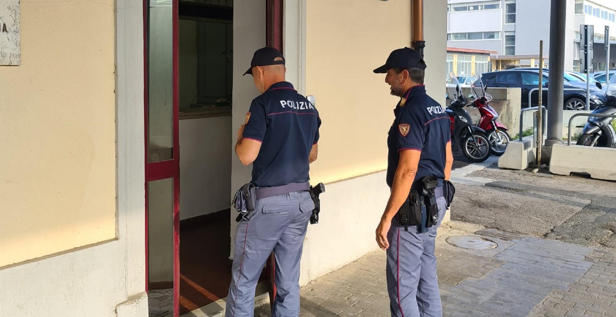 Due agenti della polfer in stazione (foto d'archivio)