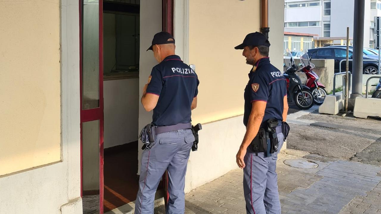 Due agenti della polfer in stazione (foto d'archivio)