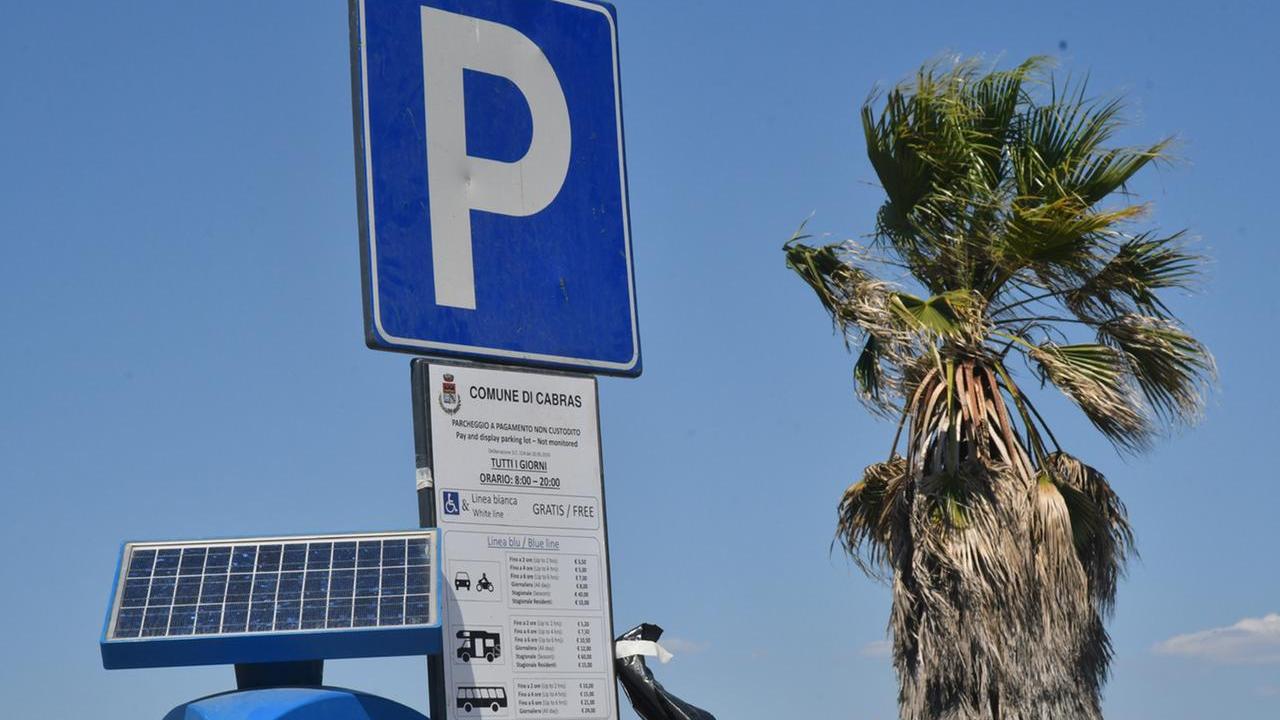 Un mare di strisce blu: si moltiplicano i parcheggi a pagamento lungo le coste