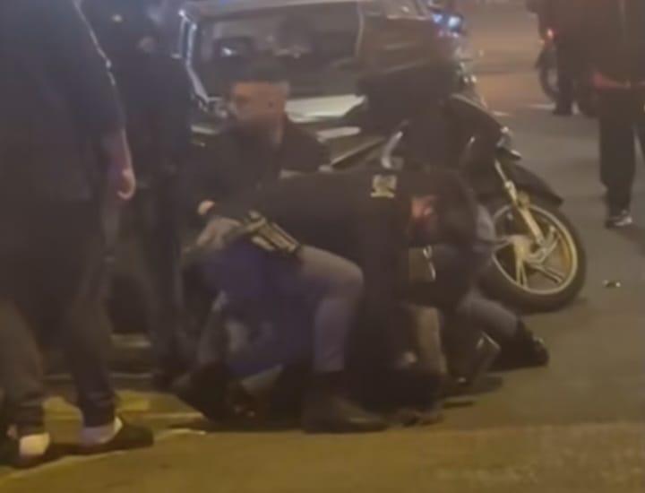 
	I poliziotti mentre bloccano uno dei coinvolti (frame video pubblicato dal consigliere comunale Alessandro Perini)

