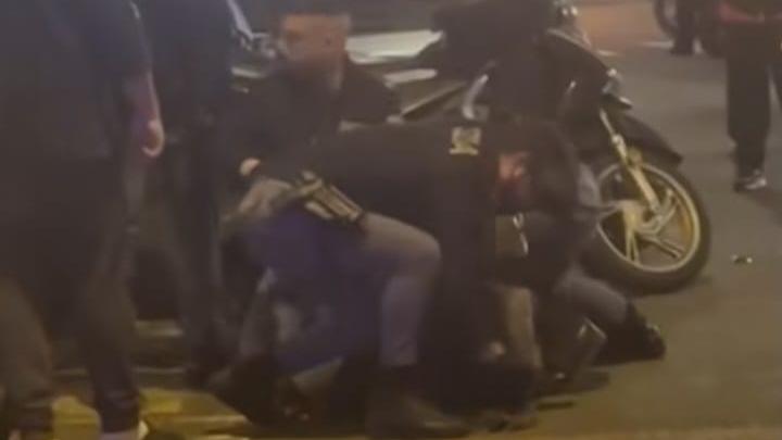 I poliziotti mentre bloccano uno dei coinvolti (frame video pubblicato dal consigliere comunale Alessandro Perini)