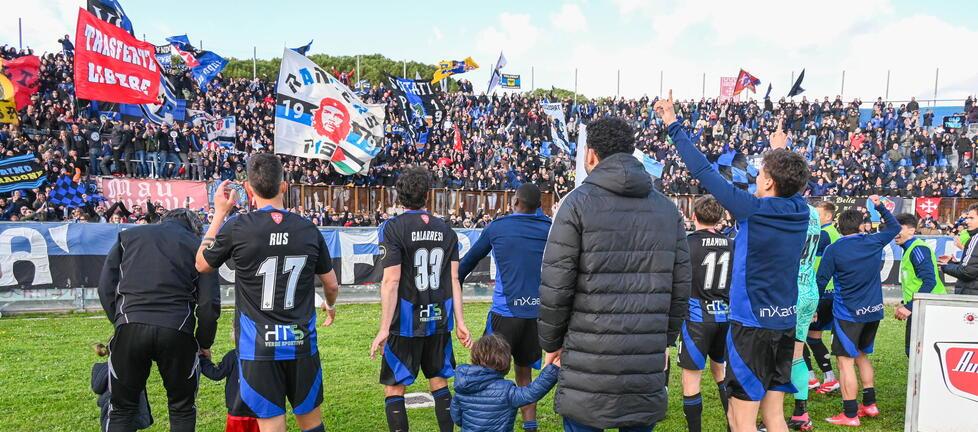 I giocatori sotto la Curva nord (foto Stick)