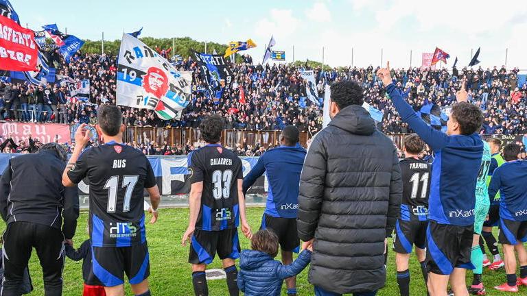 I giocatori sotto la Curva nord (foto Stick)