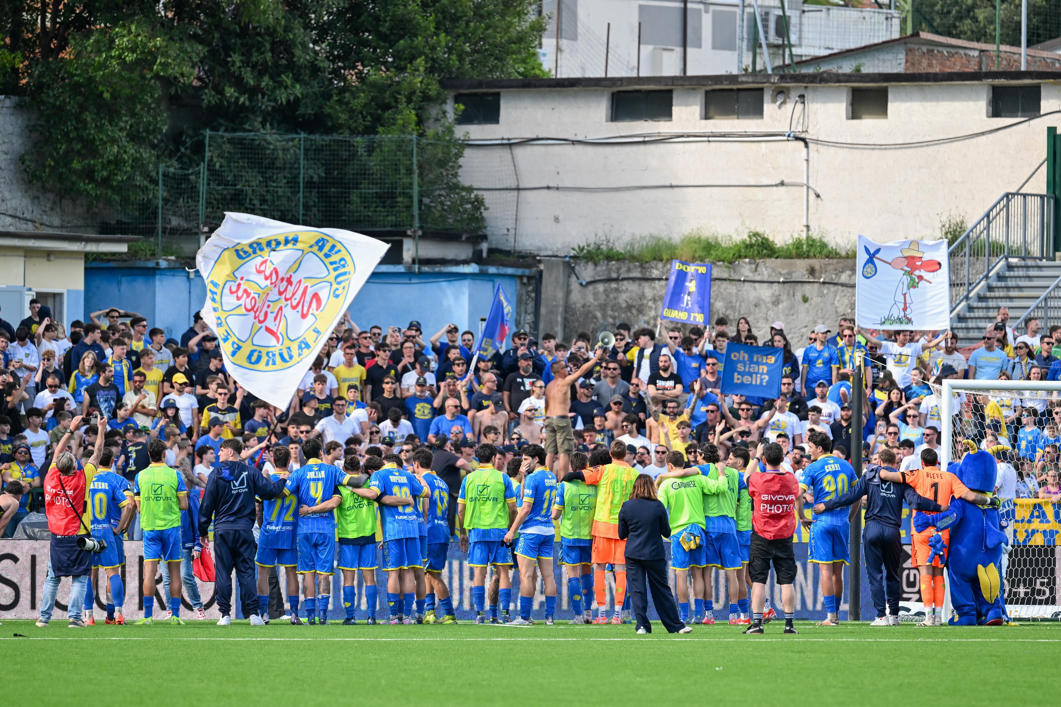 I giocatori sotto la Curva nord
