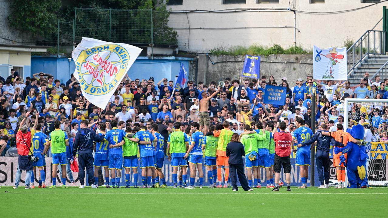 I giocatori sotto la Curva nord