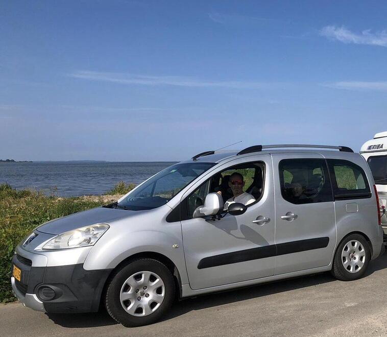 
	L'auto

