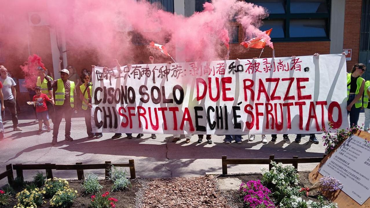 La manifestazione in via Toscana a Prato