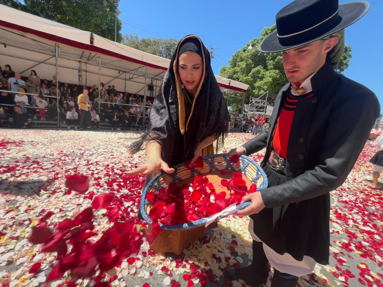 Sant’Efisio 2025, in centomila per la grande processione: fede, tradizione e colori nel cuore della città