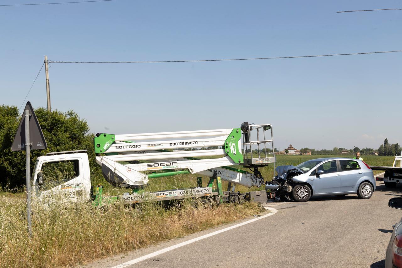 Auto contro un camion: grave un bimbo di 8 anni