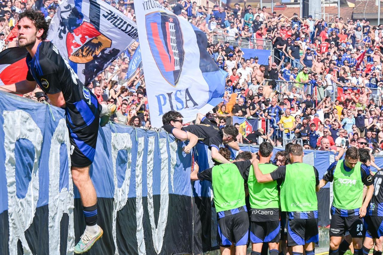 
	L'esultanza dei giocatori sotto la Curva nord (foto Stick)

