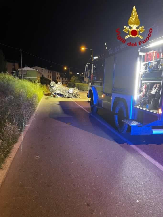 
	L'auto ribaltata sulla via Pesciatina

