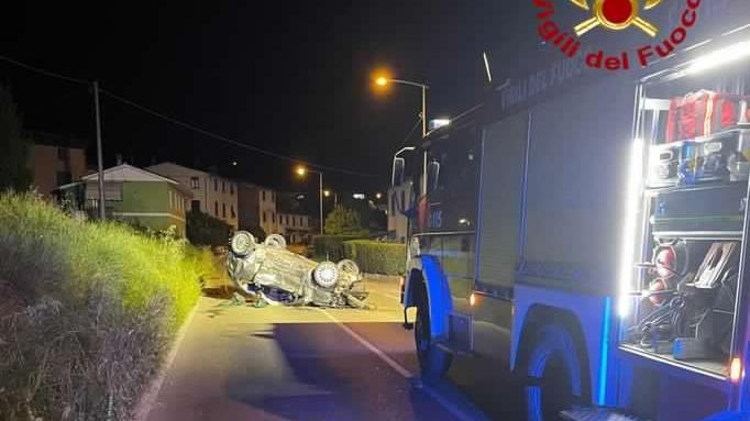 L'auto ribaltata sulla via Pesciatina