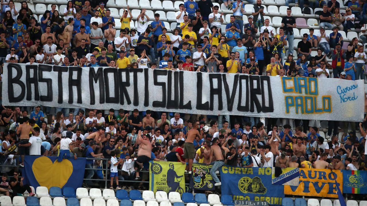 I tifosi della Carrarese e lo striscione per l'operaio morto