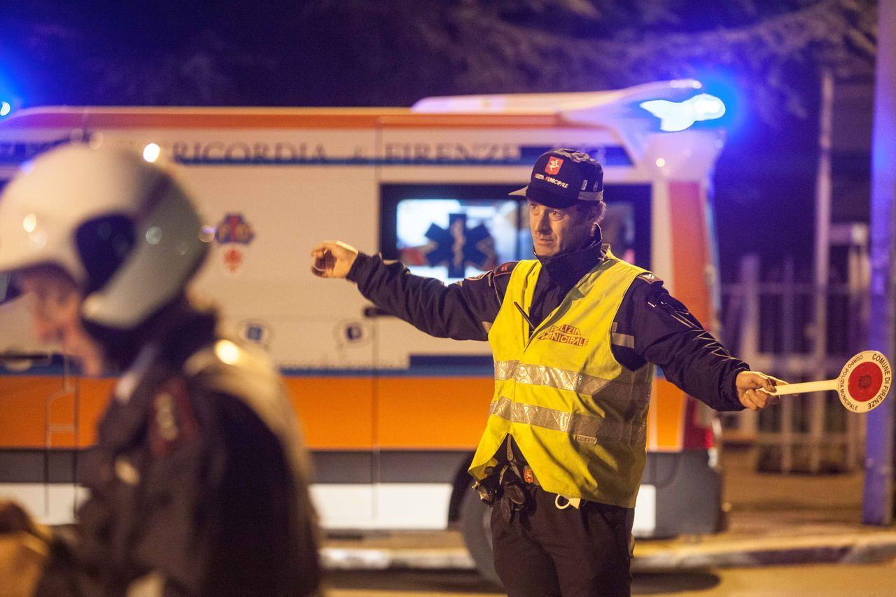 Firenze, scooter travolge una donna in via Circondaria: gravissima