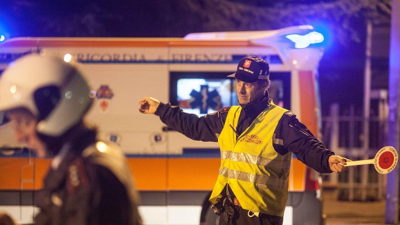 Firenze, scooter travolge una donna in via Circondaria: gravissima