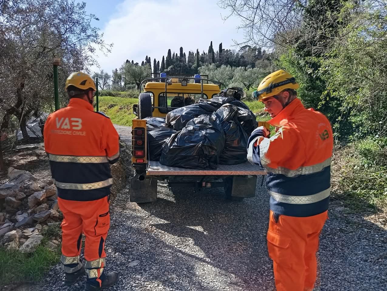
	La rimozione dei sacchi neri dalla zona di Montachello a Montemurlo

