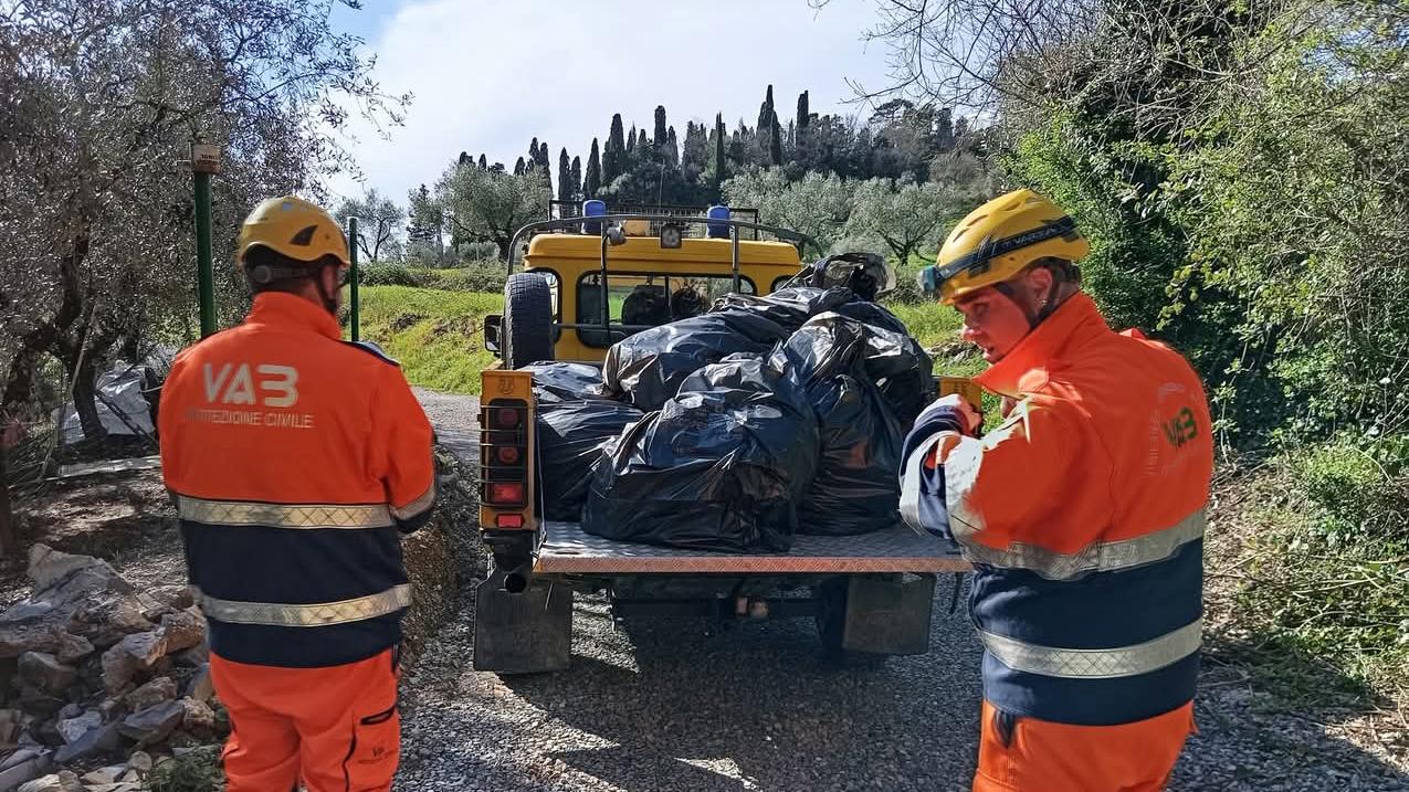 La rimozione dei sacchi neri dalla zona di Montachello a Montemurlo