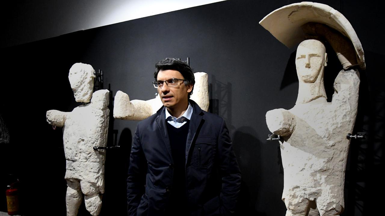 Il sindaco Andrea Abis con i Gianti di Mont 'e Prama