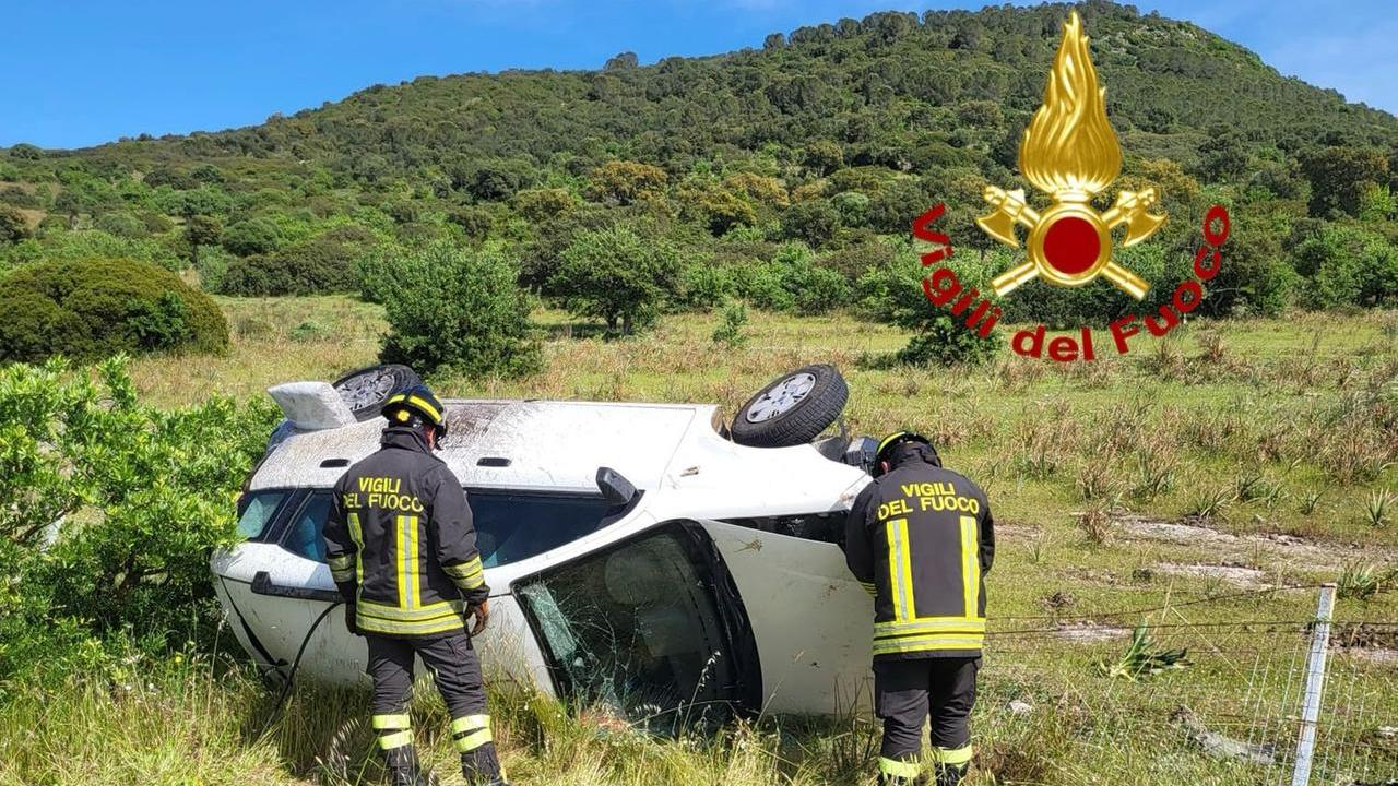 L'auto uscita fuori strada