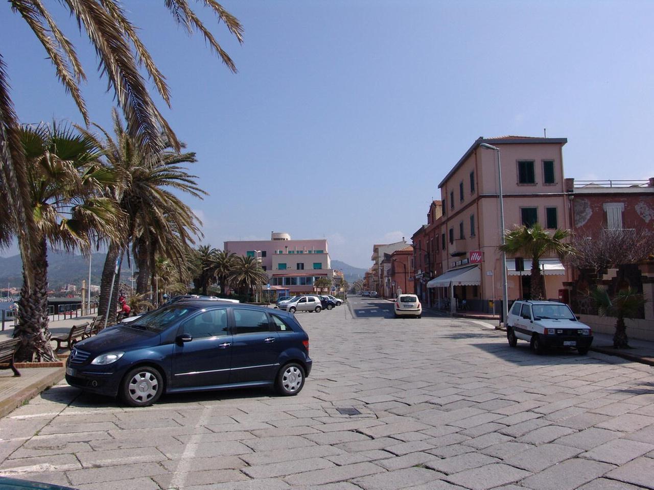
	La piazza davanti al porto fluviale dove &egrave; accaduto l'accoltellamento

